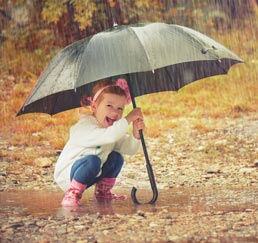 Mädchen unter Regenschirm