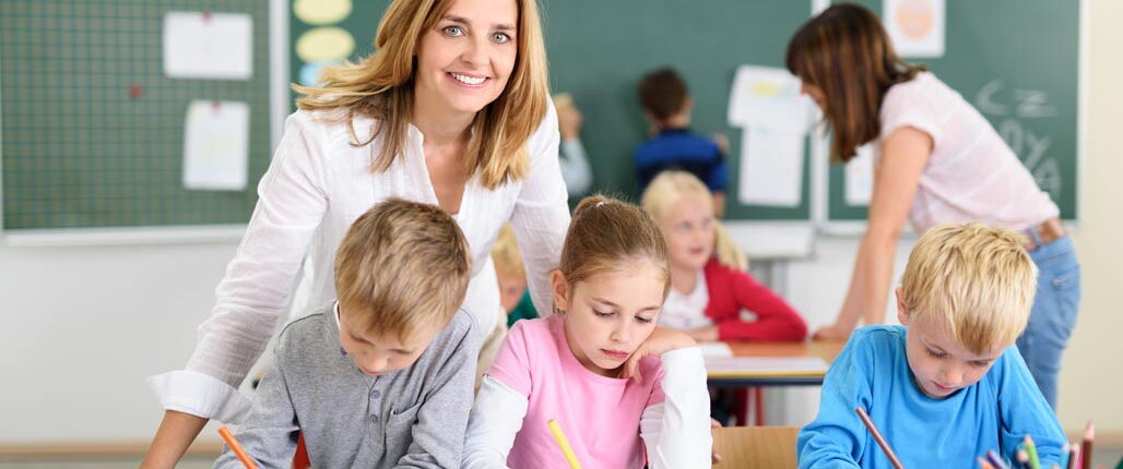 Schüler mit freundlicher Lehrerin